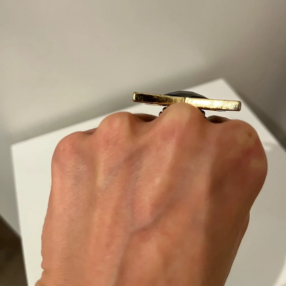 Statement Ring Black & Gold - Picture 10 of 10